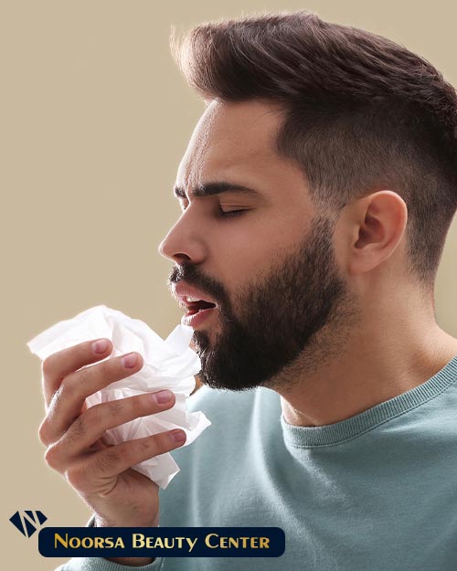 مرد در حال عطسه دارای آلرژی بینی